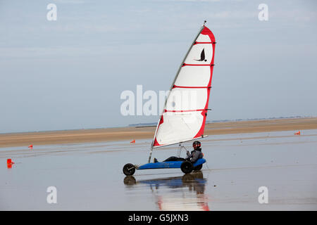 Unico rosso bianco sabbia yacht a vela di terra sulla spiaggia La Barre-de-Monts Loire Francia Foto Stock