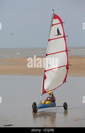 Unico rosso bianco sabbia yacht a vela di terra sulla spiaggia La Barre-de-Monts Loire Francia Foto Stock