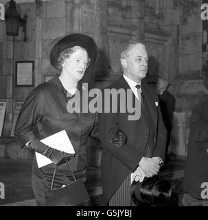 Valerie Eliot, vedova di TS Eliot, e suo fratello Bruce Fletcher, lasciano il servizio memoriale del poeta all'Abbazia di Westminster. Foto Stock