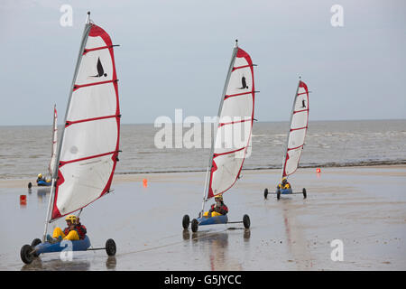 Rossa e bianca sabbia yachts land racing sulla spiaggia la barre-de-Monts Loire Francia Foto Stock