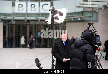 Simon McCoy riferisce per BBC News 24 da fuori New Broadcasting House nel centro di Londra come direttore delle notizie della BBC, Helen Boaden, e il suo vice, Stephen Mitchell, sono stati messi da parte solo due giorni dopo le dimissioni del direttore generale George Entwistle. Foto Stock