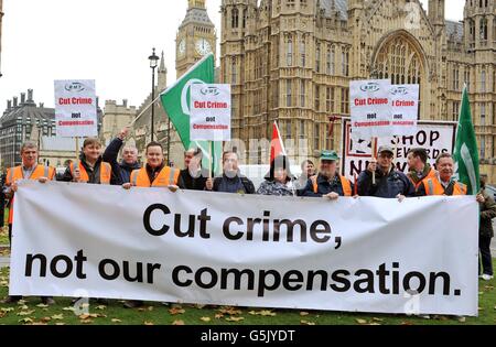 Un gruppo di membri dell'Unione RMT (Rail, Maritime, and Transport) si è espresso contro le modifiche al regime di risarcimento penale, al di fuori delle Camere del Parlamento a Westminster, nel centro di Londra. Foto Stock