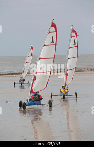 Rossa e bianca sabbia yacht a vela di terra sulla spiaggia la barre-de-Monts Loire Francia Foto Stock