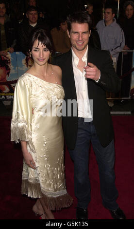 L'attore Tom Cruise e la ragazza e la co-star spagnola Penelope Cruz arrivano per la prima del loro ultimo film Vanilla Sky al teatro cinese di Mann a Hollywood. Foto Stock