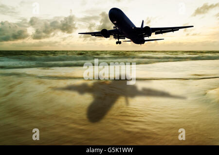 Dark aereo con sfocato seascape lunga esposizione tecnica e tempesta di cloud e il colore del tramonto in Twilight, in stile vintage t Foto Stock