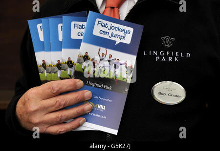 Corse di cavalli - Lingfield Park corse. Carte da corsa William Hill in vendita al Lingfield Park Foto Stock