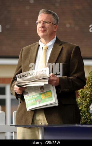 Steve Blight, vincitore dell'ultimo coupon William Hill "The Jumps", è invitato alla piattaforma di presentazione di Lingfield Park per partecipare ai lavori della giornata Foto Stock