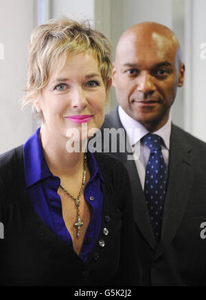 L'attore Colin Salmon e sua moglie Fiona Hawthorne che soffre di paralisi facciale partecipano al lancio di Facial Palsy UK, una carità per aiutare i malati di paralisi facciale. Foto Stock