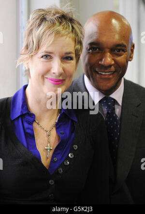 L'attore Colin Salmon e sua moglie Fiona Hawthorne che soffre di paralisi facciale partecipano al lancio di Facial Palsy UK, una carità per aiutare i malati di paralisi facciale. Foto Stock