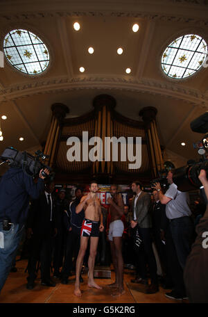 Pugilato - IBF World Super Middleweight Title - Carl Froch v Yusaf Mack - Weigh in - Albert Hall. Il pugile della Gran Bretagna Carl Froch con Yusaf Mack (USA) durante la pesatura all'Albert Hall di Nottingham. Foto Stock