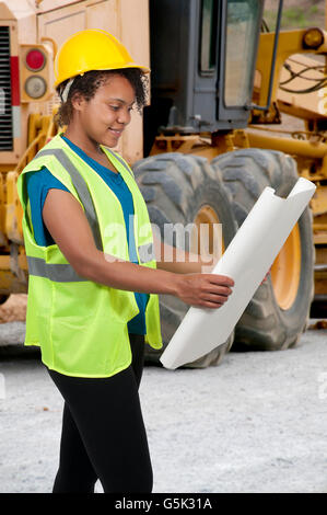 Costruzione femmina lavoratore sul luogo di lavoro Foto Stock