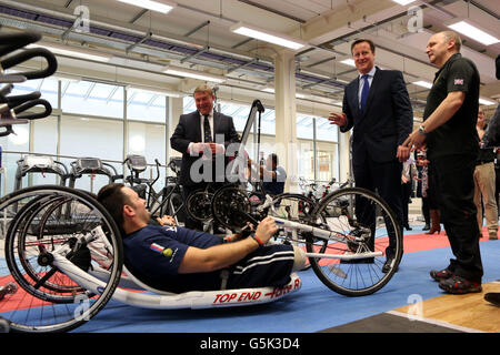 Il primo ministro visita AIUTO per gli eroi del centro di recupero Foto Stock