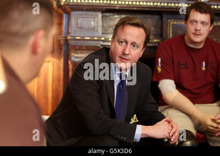 Il primo ministro David Cameron incontra soldati feriti e le loro famiglie a Tedworth House, un centro di recupero per gli eroi a Tidworth, Wiltshire. Foto Stock