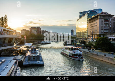 Canale del Danubio con la stazione delle barche per la città gemella la camicia con il ristorante ' Motto am Fluss ', Wien, Vienna, Austria, Wien Foto Stock