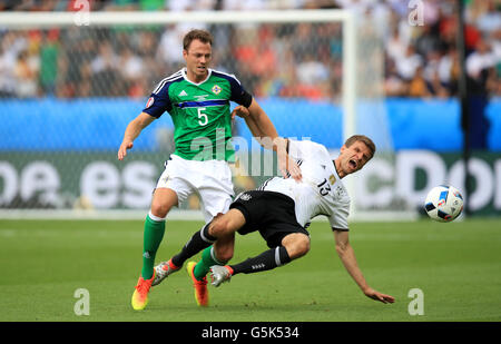 In Irlanda del Nord la Jonny Evans (sinistra) e il tedesco Thomas Muller (destra) battaglia per la sfera durante UEFA EURO 2016, gruppo C corrispondono al Parc des Princes, Parigi. Foto Stock