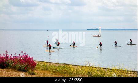 Il debuttante paddle boarders. Foto Stock