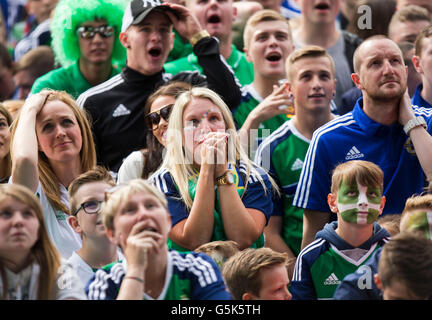 Ventole che mostra il loro sostegno al Titanic Fanzone, Belfast come essi guardare Irlanda del Nord / Germania in Euro 2016. Foto Stock