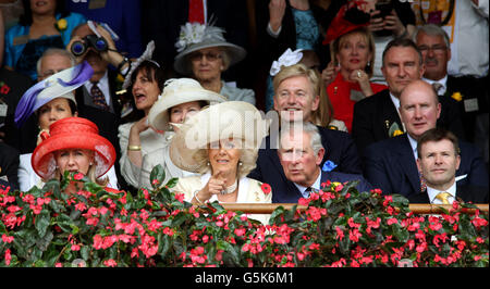 Il Principe del Galles e la Duchessa di Cornovaglia (al centro) si affacciano sulla loro partecipazione al Melbourne Gold Cup Day all'ippodromo di Flemington a Melbourne, Australia. Foto Stock