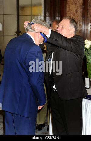 Harris ha presentato con ufficiale dell'ordine dell Australia Foto Stock