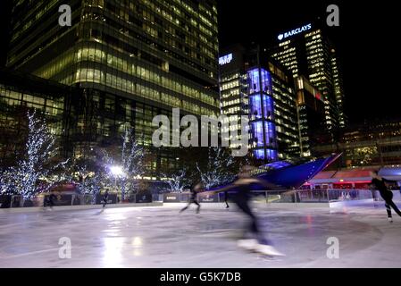 Una squadra di medalisti del campionato britannico e membri della squadra di sviluppo internazionale ha tagliato il ghiaccio al lancio ufficiale di Ice Rink, Canary Wharf, in Canada Square Park, Canary Wharf, Londra. PREMERE ASSOCIAZIONE foto. Data foto: Mercoledì 7 novembre 2012. Il credito fotografico deve essere: David Parry/PA Wire Foto Stock