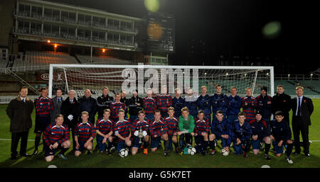 Il caporale di Lance James Hubbard (fronte centrale a sinistra), capitano della squadra di calcio Royal Engineers tiene in alto la fa Cup originale mentre si pone con i suoi compagni di squadra per una foto di gruppo dopo che la sua squadra ha battuto i Wanderers in una riproduzione della finale 1872 Foto Stock