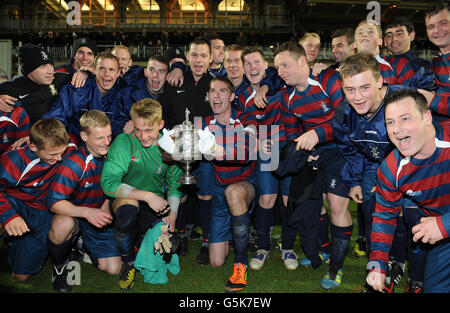 Il caporale della lancia James Hubbard, capitano della squadra di calcio dei Royal Engineers, tiene in alto la fa Cup originale dopo che la sua squadra ha battuto i Wanderers in una riproduzione della finale 1872 Foto Stock