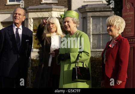 La regina Elisabetta II e il Duca di Edimburgo durante la loro visita Foto Stock