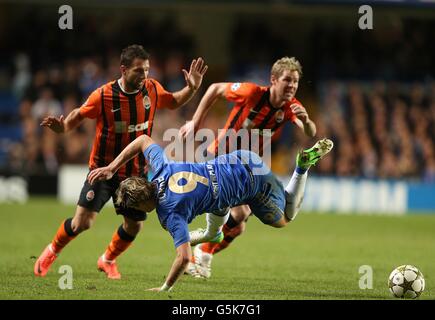 Calcio - UEFA Champions League - Gruppo e - Chelsea / Shakhtar Donetsk - Stamford Bridge. Fernando Torres di Chelsea è abbattere da Razvan Rat di Shakhtar Donetsk (a sinistra) Foto Stock