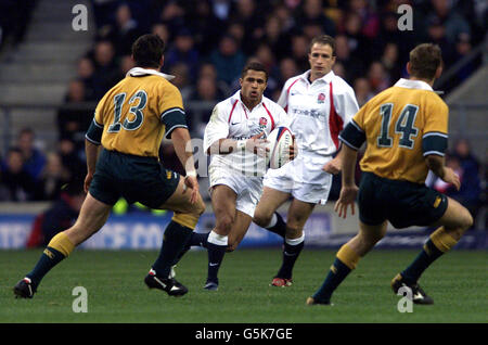 Jason Robinson in Inghilterra è chiuso dal n° 13 Nathan Grey in Australia e dal n° 14 Chris Latham durante la partita Inghilterra/Australia nella Investec Challenge a Twickenham, Londra. Foto Tom Hevezi.. Foto Stock