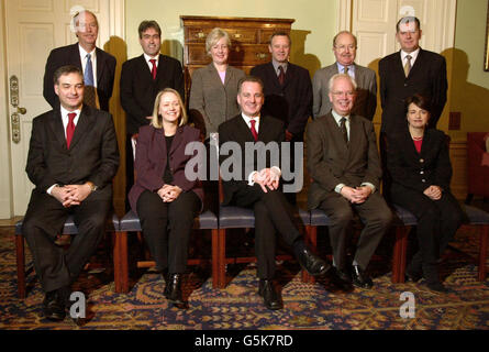 Primo ministro Jack McConnell (centro, prima fila) con il suo nuovo gabinetto scozzese alla Bute House di Edimburgo. *(Indietro L-R) Malcolm Chisholm (ministro della Sanità) Iain Grey (giustizia sociale) Patricia Ferguson (bussiness parlamentare) Mike Watson (turismo, cultura e sport) Ross Finnie (sviluppo rurale) Andy Kerr (finanza) (fronte L-R) Colin Boyd (avvocato del signore) Cathy Jamieson (istruzione) primo ministro dei trasporti e primo ministro delle imprese Jim McWendy, primo ministro dei trasporti, Jim Wallace (primo ministro) e l'apprendimento permanente). Foto Stock