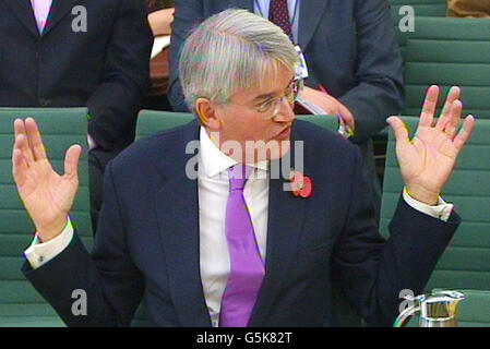 L'ex segretario allo sviluppo internazionale Andrew Mitchell fornisce prove alla Commons International Development Commons sugli aiuti del Regno Unito al Ruanda, a Portcullis House. Foto Stock