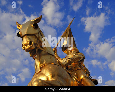 Statua di bronzo di Giovanna d'arco sulla Rue de Rivoli a Parigi. Foto Stock