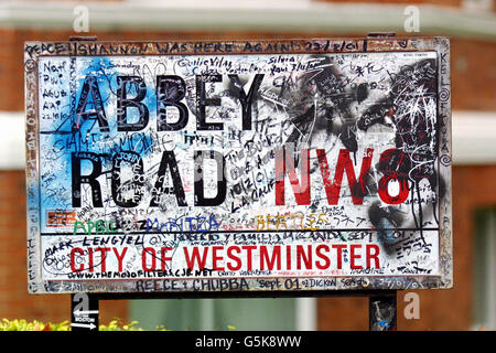 Il cartello stradale di Abbey Road dove i tributi per il defunto George Harrison sono stati posti al di fuori dello studio di registrazione di Abbey Road, Londra. L'ex membro dei Beatles è morto all'età di 58 anni, in una casa di amici negli Stati Uniti, dopo aver sofferto di cancro ai polmoni e alla gola. Foto Stock