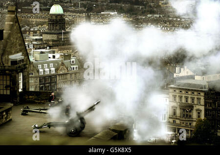 Il sergente Thomas McKay MBE incendi il vecchio 25 pounder gun Foto Stock