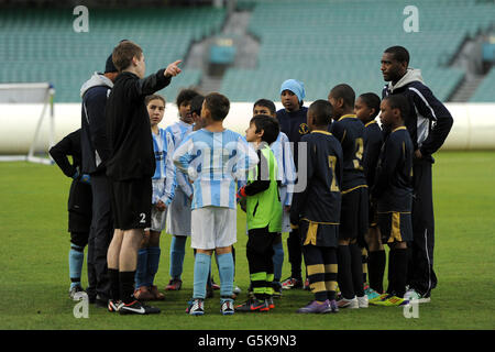 Un colloquio di squadra con i giocatori delle scuole durante l'evento di rimatch finale della fa Cup Foto Stock