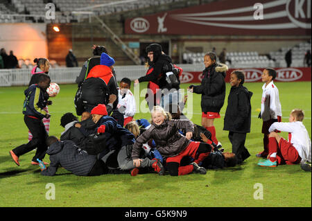 Calcio - fa Cup Final rematch - Wanderers / Royal Engineers - The KIA Oval. Il team delle scuole vincenti festeggia la vittoria al Kia Oval durante l'evento di rematch finale della fa Cup Foto Stock