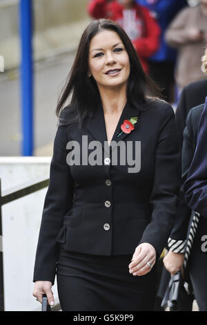 Catherine Zeta Jones arriva a prendere parte a una cerimonia di ridenominazione per il Noah's Ark Children's Hospital of Wales, una struttura specializzata nella capitale gallese di Cardiff, e per contribuire a lanciare un'unità di raccolta fondi. Foto Stock