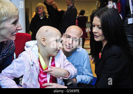 Catherine Zeta Jones parla con Phoebe Taylor, 9 anni, di Llandough, dopo aver preso parte a una cerimonia di rinomina per l'Ark Children's Hospital of Wales di Noah, una struttura specializzata nella capitale gallese di Cardiff, e per contribuire a lanciare un viaggio di raccolta fondi. Foto Stock