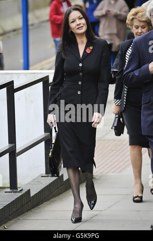 Catherine Zeta Jones arriva a prendere parte a una cerimonia di ridenominazione per il Noah's Ark Children's Hospital of Wales, una struttura specializzata nella capitale gallese di Cardiff, e per contribuire a lanciare un'unità di raccolta fondi. Foto Stock