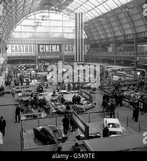 Una collezione di vetture pronte per l'apertura dell'ottavo Salone annuale delle auto da corsa all'Olympia di Londra. Foto Stock