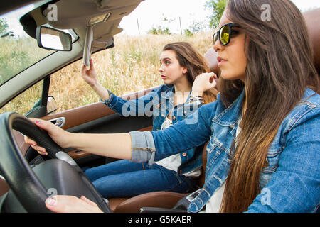 Le donne la guida nel convertibile Foto Stock