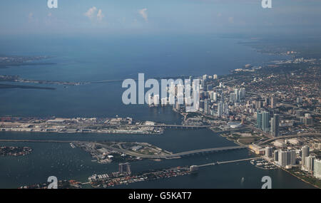 Vista aerea del paesaggio urbano di Miami e il porto, Florida, Stati Uniti Foto Stock