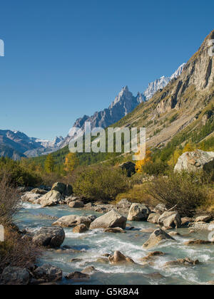 Il fiume e le montagne nel paesaggio remoto Foto Stock