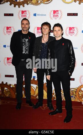 (Da sinistra a destra) Christopher Wolstenholme, Dominic Howard e Matthew Bellamy di Muse in arrivo per i 2012 MTV Europe Music Awards al Festhalle Frankfurt, Germania. Foto Stock