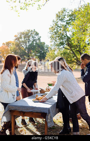 Impostazione amici outdoor tavolo da pranzo Foto Stock