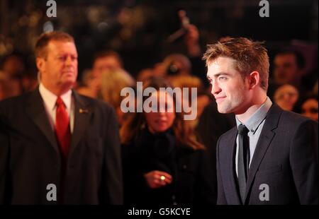 Robert Pattinson arrivò per la prima parte della Twilight Saga: Breaking Dawn parte 2 all'Empire e Odeon Leicester Square, Londra Foto Stock