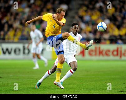 Calcio - Internazionale amichevole - Svezia / Inghilterra - Friends Arena. Andreas Granqvist svedese (a sinistra) e Danny Welbeck inglese in azione Foto Stock