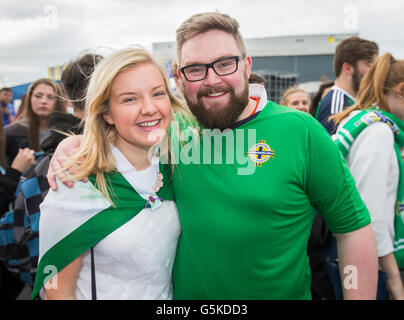 Ventole che mostra il loro sostegno al Titanic Fanzone, Belfast come Irlanda del Nord gioca la Germania in Euro 2016. Foto Stock