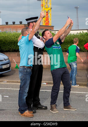 Ventole che mostra il loro sostegno al Titanic Fanzone, Belfast come Irlanda del Nord gioca la Germania in Euro 2016. Foto Stock