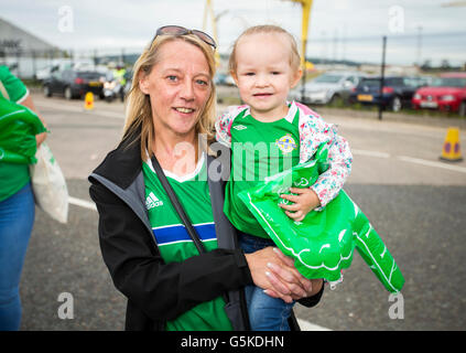 Ventole che mostra il loro sostegno al Titanic Fanzone, Belfast come Irlanda del Nord gioca la Germania in Euro 2016. Foto Stock